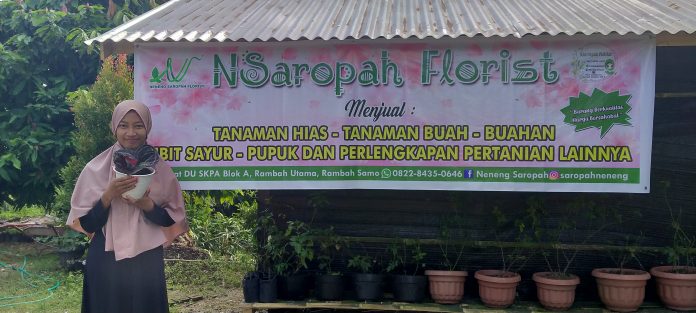 MENGENAL NENENG SAROPAH, MAHASISWA PERTANIAN UPP PEMILIK NSAROPAH FLORIST