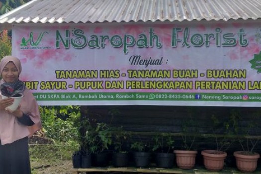 MENGENAL NENENG SAROPAH, MAHASISWA PERTANIAN UPP PEMILIK NSAROPAH FLORIST